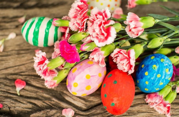 Ovos de páscoa coloridos e ramo com flores