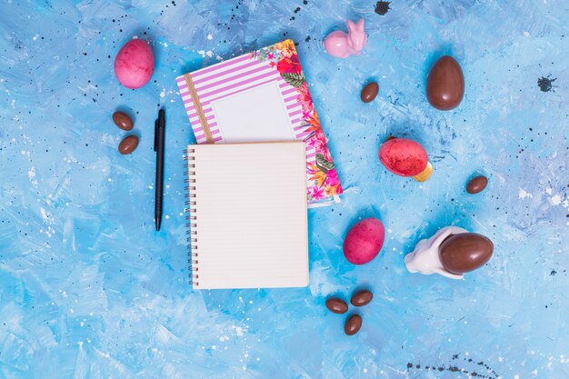 Ovos de Páscoa com um caderno em branco na mesa