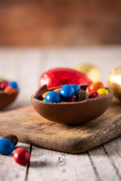Ovos de Páscoa de chocolate coloridos na mesa de madeira