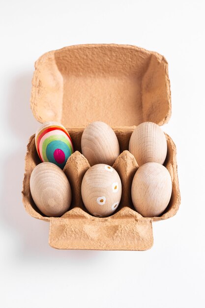 Ovos de páscoa decorados de alto ângulo em caixa
