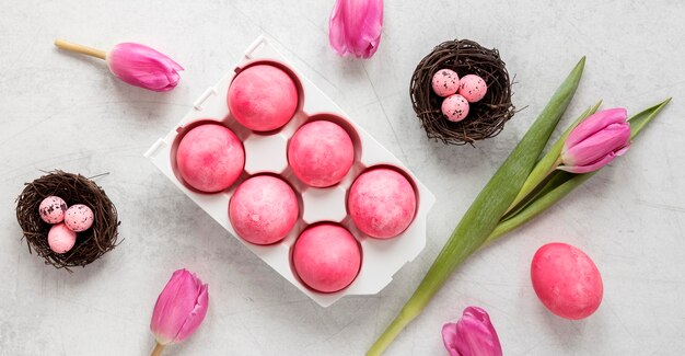 Ovos de páscoa e pétalas florais