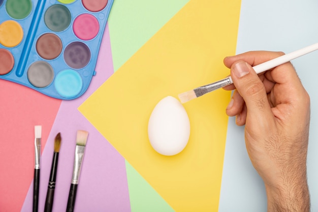 Foto grátis ovos de pintura à mão para a páscoa