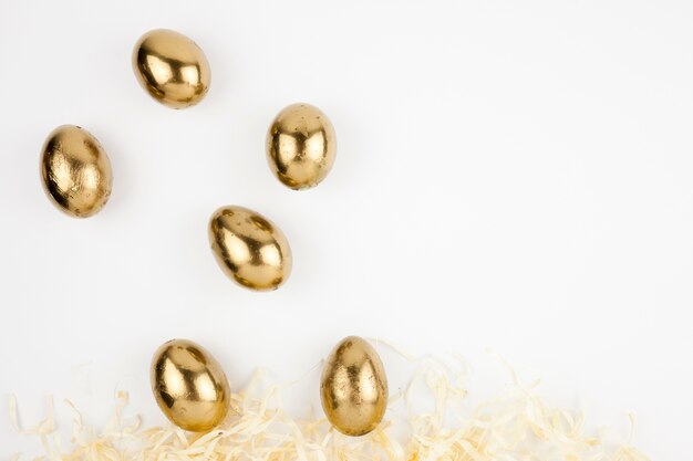 Ovos dourados caindo na palha