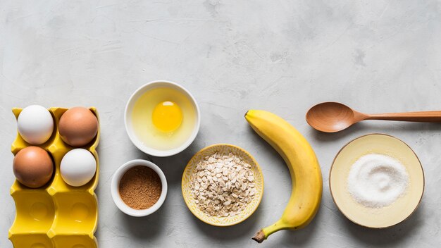 Ovos e banana para cozinhar com cópia-espaço