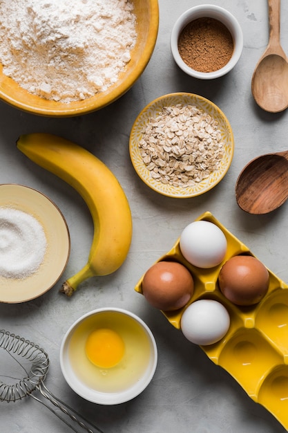 Foto grátis ovos e banana para cozinhar na mesa