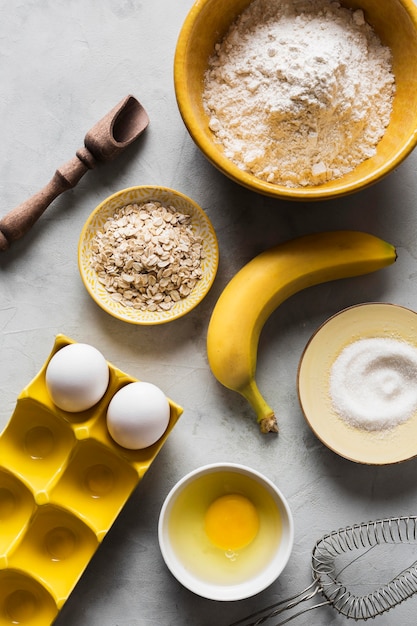 Foto grátis ovos e banana para cozinhar