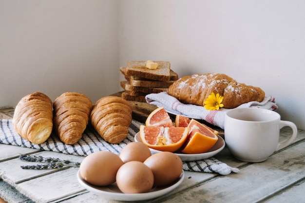 Foto grátis ovos e bolos para o café da manhã