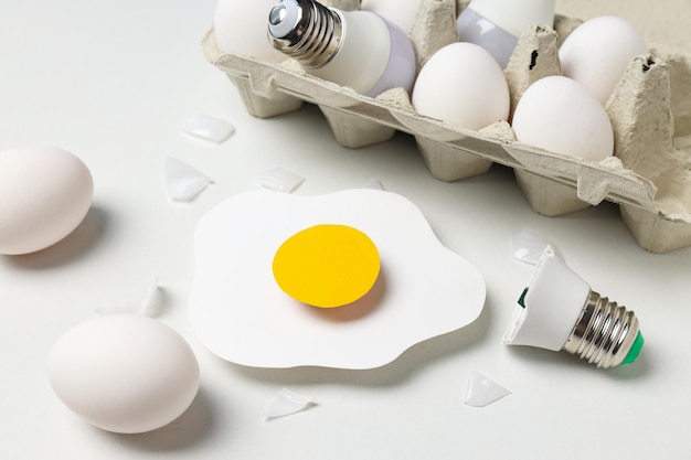 Foto grátis ovos e bulbos em fundo branco fecham