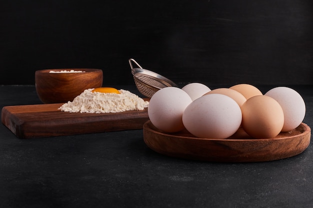 Foto grátis ovos e farinha como ingredientes para cozinhar.