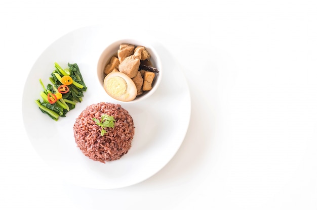 Ovos e frango com molho castanho com arroz de baga