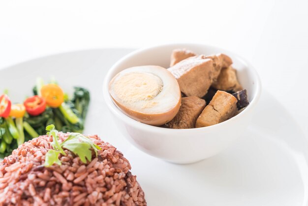 Ovos e frango com molho castanho com arroz de baga