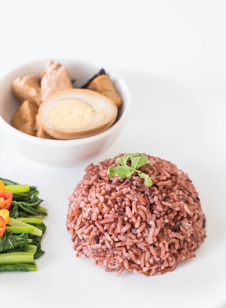 Ovos e frango com molho castanho com arroz de baga