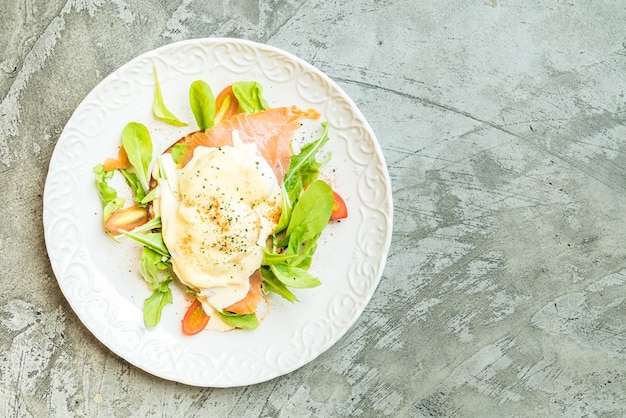 Ovos escalfados com salada de salmão e rúcula