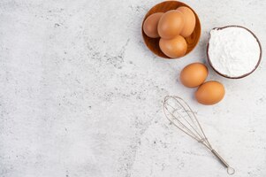 Foto grátis ovos, farinha de tapioca em um copo e batedor de ovos.