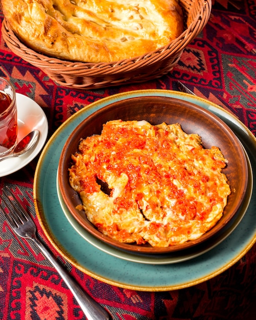 Ovos fritos com tomate em cima da mesa