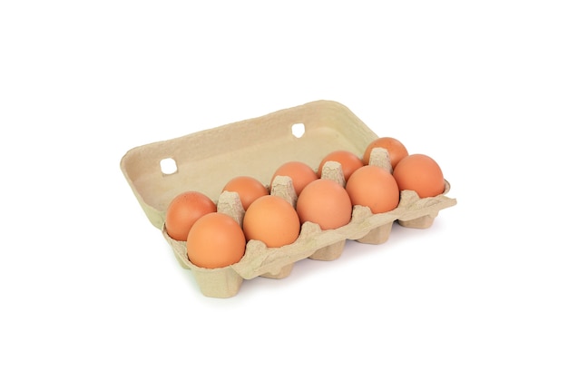 Ovos marrons de frango em caixa de papelão, isolados no fundo branco com traçado de recorte
