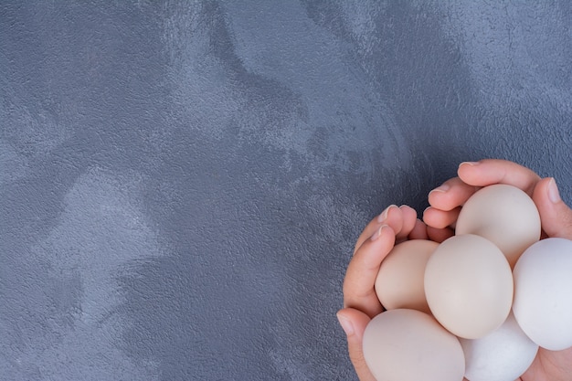 Ovos orgânicos nas mãos de um homem.