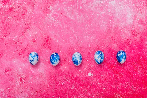 Foto grátis ovos pintados de azul em linha