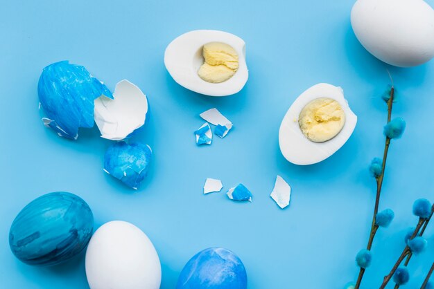 Ovos rachados azuis e brancos e salgueiro