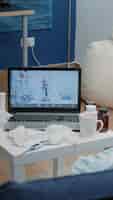Foto grátis paciente com doença usando videochamada para telemedicina no laptop