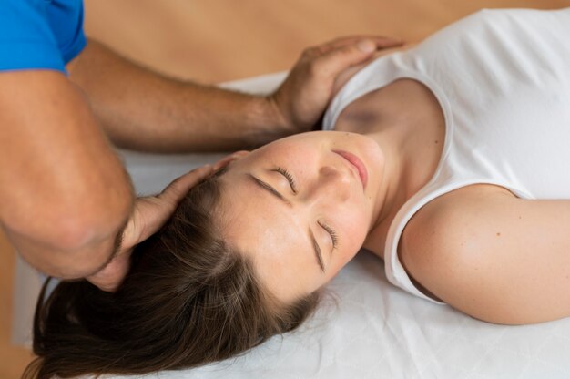 Paciente com osteopatia recebendo tratamento de massagem