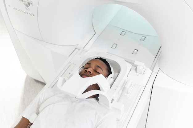 Paciente de alto ângulo recebendo tomografia computadorizada