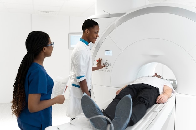 Foto grátis paciente de alto ângulo recebendo tomografia computadorizada