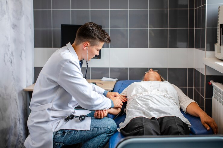 Foto grátis paciente de consultoria médico esticada