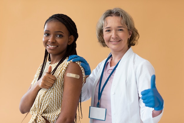 Foto grátis paciente de injeção média e médico