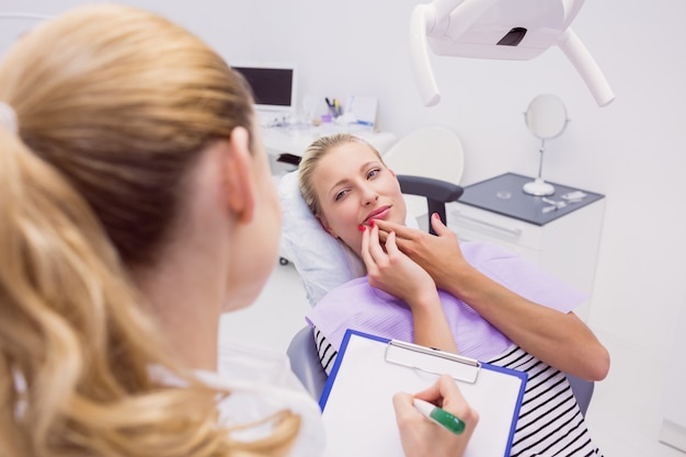 Foto grátis paciente do sexo feminino com dor de dente na clínica