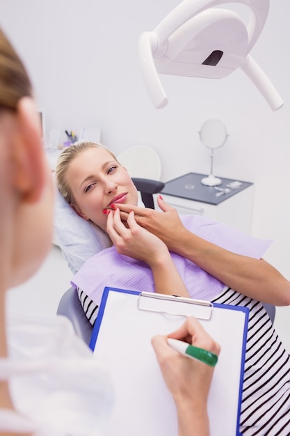 Paciente do sexo feminino com dor de dente na clínica