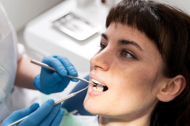 Paciente do sexo feminino fazendo procedimento no dentista