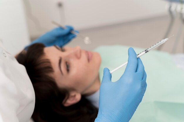 Paciente do sexo feminino fazendo procedimento no dentista