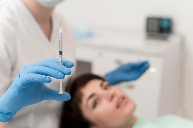 Paciente do sexo feminino fazendo procedimento no dentista