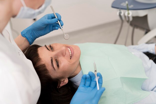 Paciente do sexo feminino fazendo procedimento no dentista