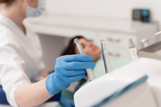 Paciente do sexo feminino fazendo procedimento no dentista