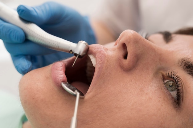 Paciente do sexo feminino fazendo procedimento no dentista