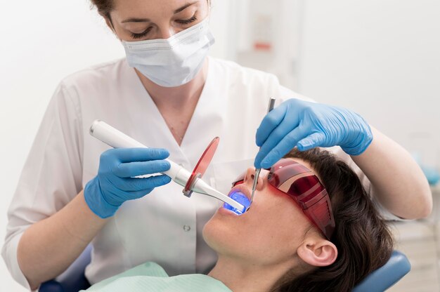 Paciente do sexo feminino fazendo procedimento no dentista