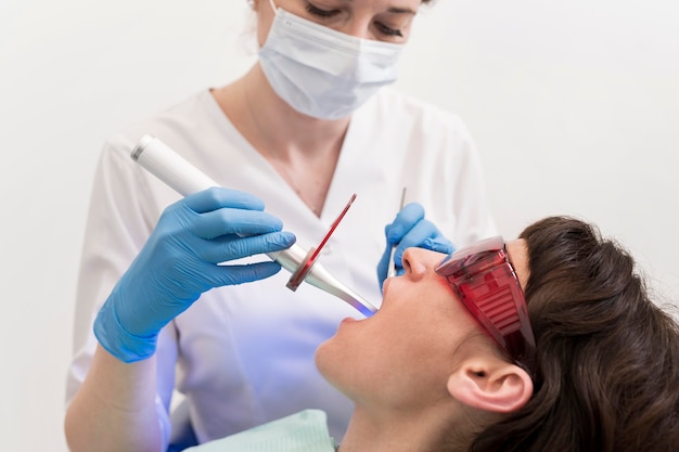 Paciente do sexo feminino fazendo procedimento no dentista