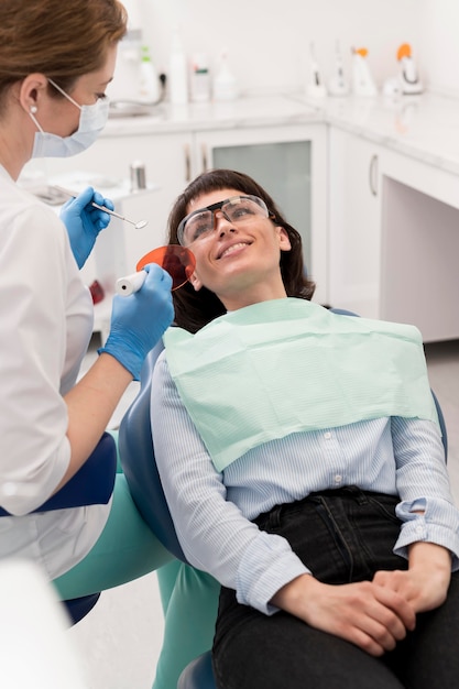 Paciente do sexo feminino fazendo procedimento no dentista