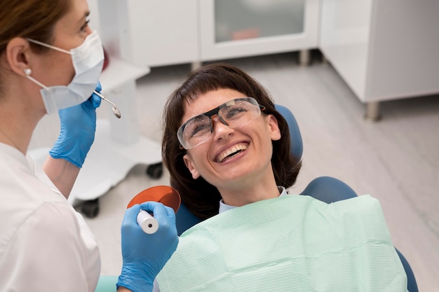 Paciente do sexo feminino fazendo procedimento no dentista