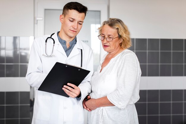 Paciente do sexo feminino mais velho, olhando para os resultados do médico