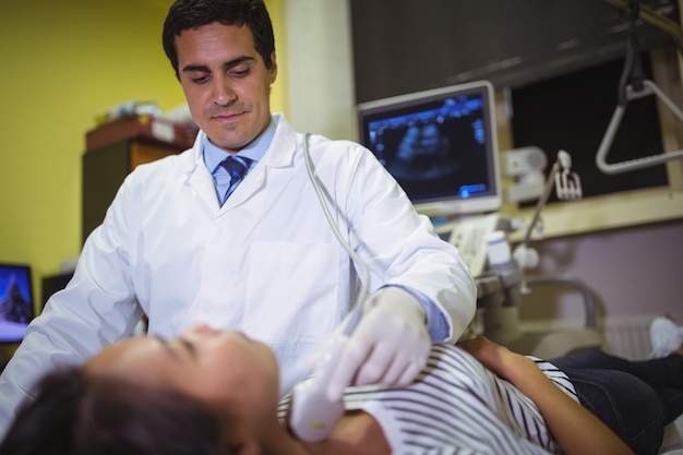 Foto grátis paciente do sexo feminino recebendo uma ultra-sonografia no pescoço