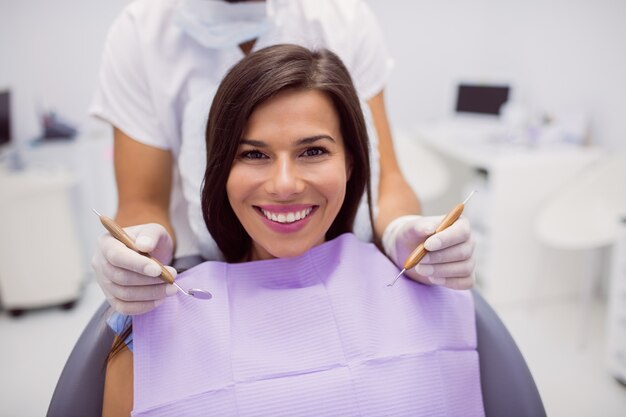 Paciente do sexo feminino sorrindo na clínica