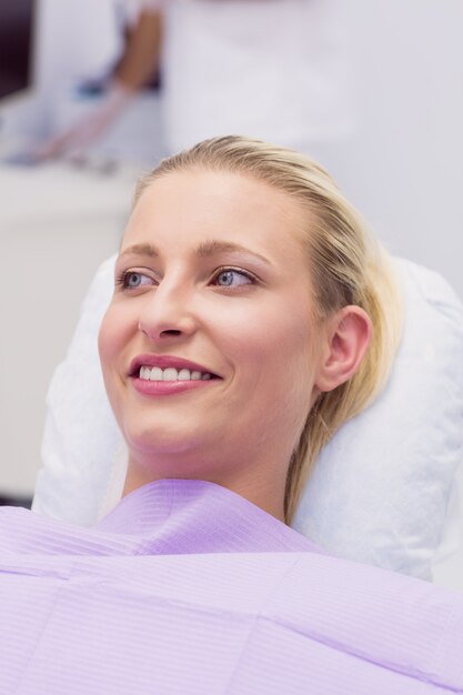 Paciente do sexo feminino sorrindo