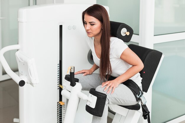 Foto grátis paciente do sexo feminino usando recuperação