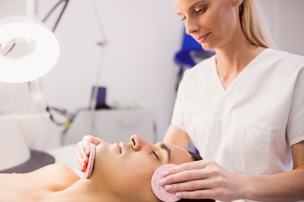 Foto grátis paciente do sexo masculino recebendo massagem do médico