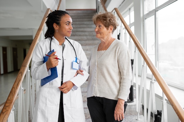 Foto grátis paciente e médico na clínica tiro médio