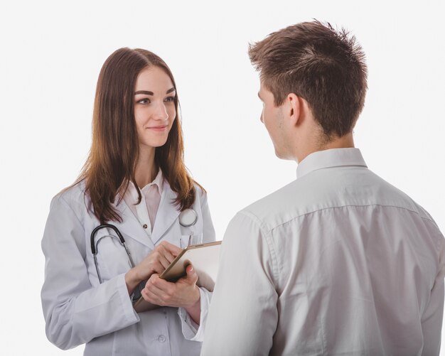 Paciente falando com uma mulher médica