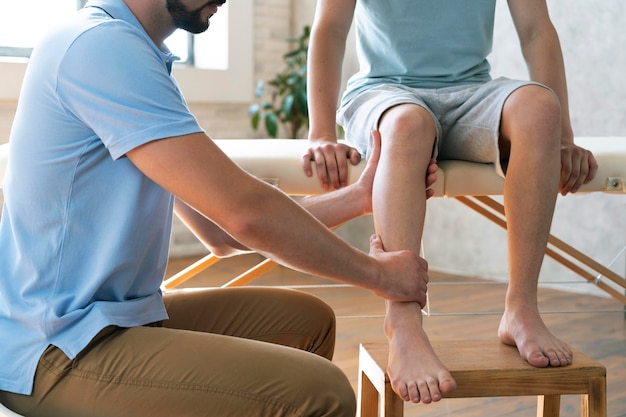 Paciente fazendo fisioterapia de perto